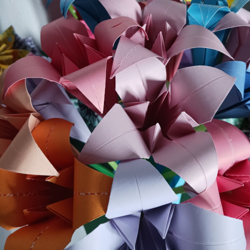 Precioso ramo de lirios de colores