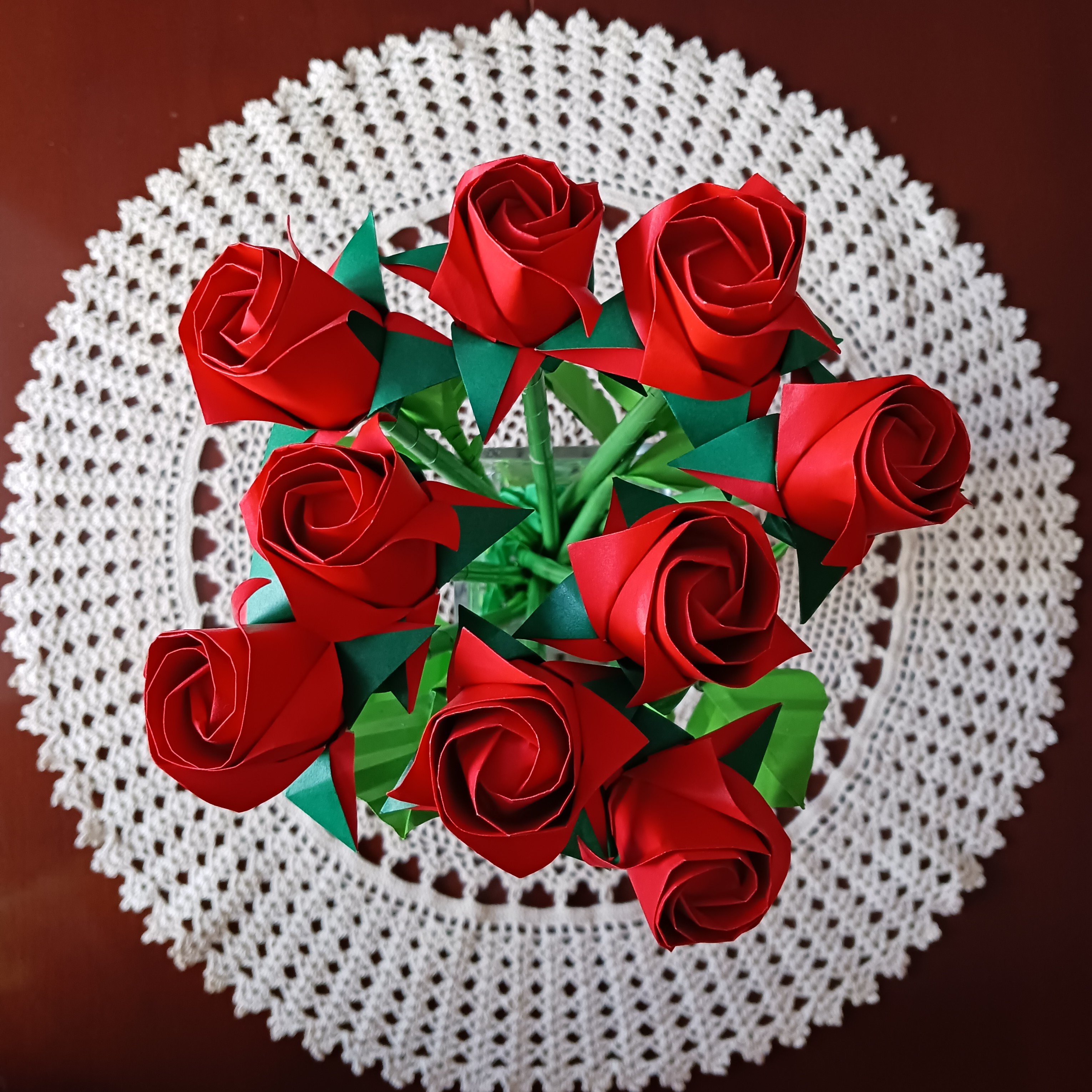 Rosas dobladas con papel de doble cara