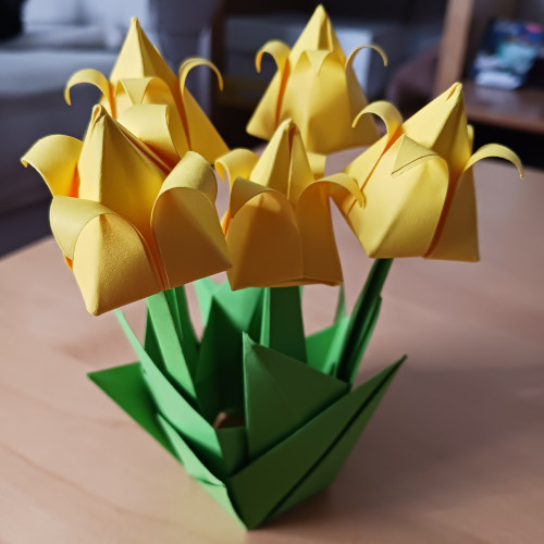 Pequeño jardín de tulipanes amarillos